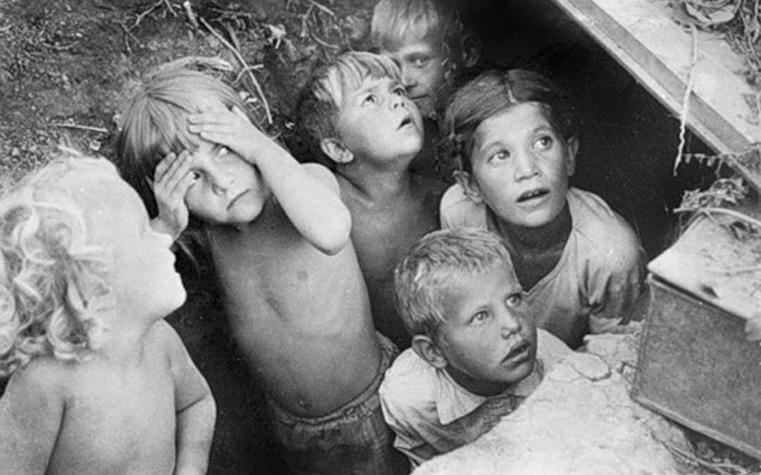 Дети прячутся от бомбежки